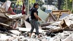 Mengais Rezeki di Sisa Bongkaran Rawajati