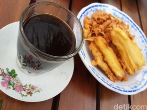 Warung Kopi Klotok: Wueenak Tenan! Menikmati Pisang Goreng dan Kopi Klotok di Pinggir Sawah