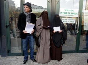 Pria Kaya Ini Rela Bayar Miliaran Rupiah Demi Bela Para Wanita Berhijab