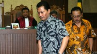 (Ki-ka) Direktur Keuangan PT Brantas Abipraya Sudi Wantoko dan Manajer Pemasaran PT Brantas Abipraya Dandung Pamularno memasuki ruang sidang Pengadilan Tipikor, Jakarta.