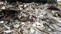 Para pemulung juga mengumpulkan kayu-kayu yang masih bisa dipakai.