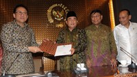 Irman Gusman bersama Wakil Ketua DPD Farouk Muhammad dan Ketua Komite IV Ajied Padindang menyerahkan rekomendasi hasil uji kepatutan dan kelayakan (fit and proper test) calon anggota BPK periode 2016-2021 kepada Ketua DPR RI Ade Komarudin.