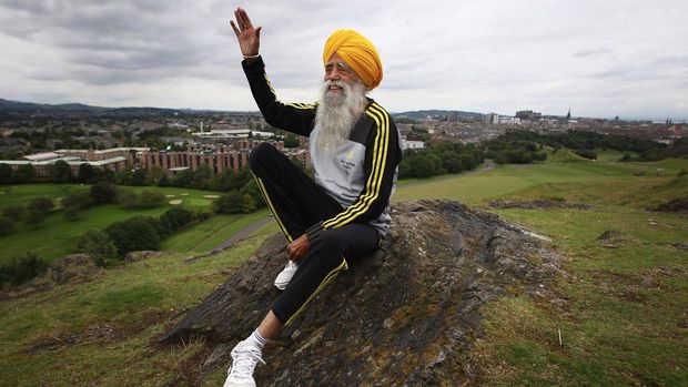 EDINBURGH, SCOTLAND - SEPTEMBER 01: Centenarian Sikh runner Fauja Singh poses for pictures after being the first person to officially enter for next year's Edinburgh Marathon on September 1, 2011 in Edinburgh, Scotland. A world record holder, aged 100, Fajua Singh has run seven marathons, all after his 89th birthday. He officially opened the entry process by signing up for his last ever 26 mile event in Edinburgh. (Photo by Jeff J Mitchell/Getty Images)