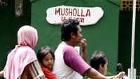 Pengendara sepeda motor melintas di depan Musala.
