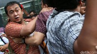 Kericuhan terjadi di luar gedung Pengadilan Tipikor, Jakarta.