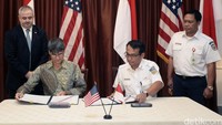 Wakil Duta Besar Amerika Serikat untuk Indonesia Brian McFeeters (kedua kiri) bersama Direktur Logistik Development PT. Kai Budi Noviantoro (kedua kanan) menandtangani bantuan yang diberikan U.S Trade and Development Agency (USTDA) kepada PT. KAI di Jakarta, Jumat (02/09/2016).