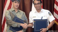 Dana bantuan diberikan untuk pelatihan perawatan rel kereta api di Indonesia.