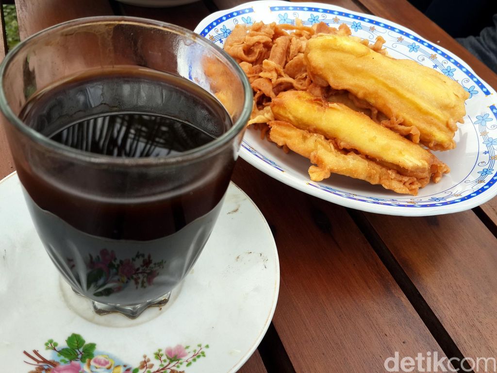 Warung Kopi Klotok Wueenak Tenan Menikmati Pisang Goreng 