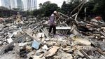 Mengais Rezeki di Sisa Bongkaran Rawajati