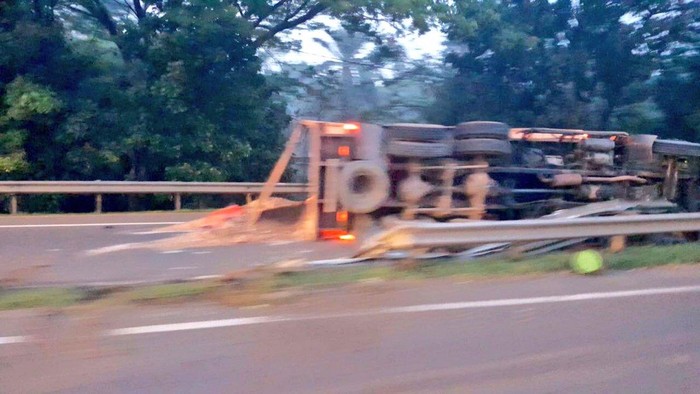 Truk Terguling Tutup Jalan Exit Tol Cibubur, Lalin Macet