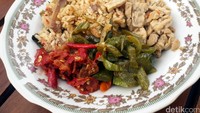 Sego megono dibuat dengan campuran cincangan nangka, kacang panjang, parutan kelapa dan daun singkong.