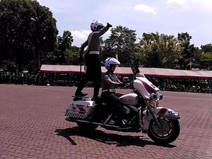 Akrobatik Brigade Motor Mojang Lodaya Polda Jabar Meriahkan HUT Polwan