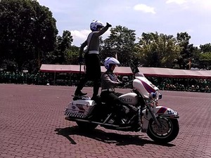 Akrobatik Brigade Motor Mojang Lodaya Polda Jabar Meriahkan HUT Polwan