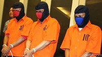 AR yang memakai penutup kepala dengan motif warna hitam dan biru.