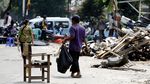 Mengais Rezeki di Sisa Bongkaran Rawajati
