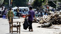 Saat ini Jalan Rawajati Barat juga masih ditutup.