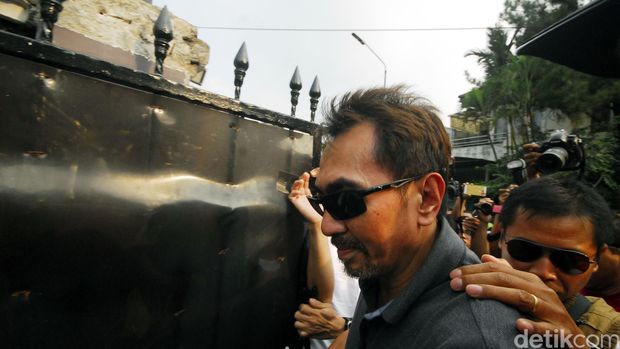 Gatot, Dewi Aminah dan Reza Artamevia ditangkap di Lombok.