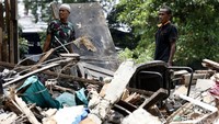Puing-puing yang bentuknya masih tembok besar dihancurkan menggunakan palu untuk diambil besi penyangganya.