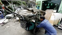 Seng yang terkumpul diangkut menggunakan gerobak.
