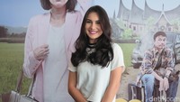 Sentuhan lipstik pink, semakin membuatnya memesona.