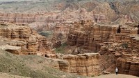 Taman Nasional Altyn-Emel juga berbatasan langsung dengan Taman Nasional Charyn yang berisi ngarai-ngarai sepanjang 154 Km, mirip dengan Grand Canyon di AS. Benar-benar keren! (Olzhas Auyezov/Reuters)