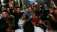 Pendukung Marudut berusaha menghalangi wartawan saat mengambil gambar usai sidang vonis.