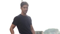 Dalam film karya sutradara Nia Dinata, Kyle berperan sebagai Erick yang beradu akting dengan pendatang baru Tatyana Akman. Pool/Ismail/detikFoto.
