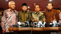 (Ki-ka) Wakil Ketua DPR Agus Hermanto, Ketua DPR Ade Komarudin, Mensesneg Pratikno, dan Wakil Ketua DPR Taufik Kurniawan memberikan keterangan pers usai pertemuan.