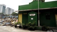 Musala yang tak ikut dibongkar ini seluas sekitar 10x10 meter.