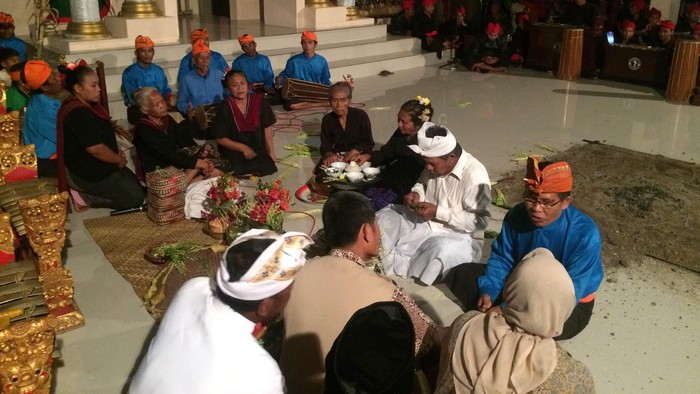 Pakon dalam Festival Paer Lenek, Cara Pengobatan Kuno Warga Sasak