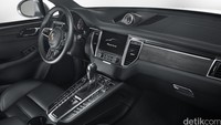 Turbo Interior Package juga memberikan interior kulit hitam degan elemen Alcantara yang mewah, jahitan berwarna di beberapa area dan elemen karbon seperti pada bagian pintu dengan logo model berwarna putih.