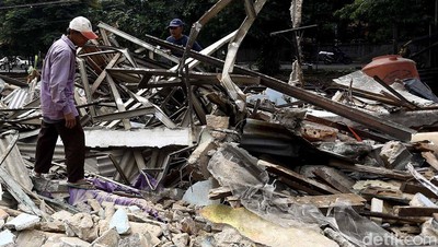 Mengais Rezeki di Sisa Bongkaran Rawajati