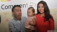 Keluarga kecil ini terlihat sangat berbahagia. Pool/Gus Mun/detikFoto.