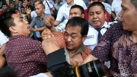 Kericuhan terjadi karena 3 orang wartawan dari sejumlah media dipukul oleh pendukung Marudut.