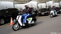 Direktur Marketing Astra Honda Motor Margono Tanuwijaya dan Dirjen Perhubungan Darat Kementrian Perhubungan Pudji Hartanto menjajal motor listrik Honda EV Neo.