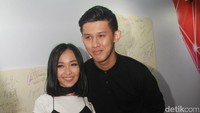 Ini foto kebersamaan Rini dan Jevin di depan kamera. Pool/Gus Mun/detikFoto.