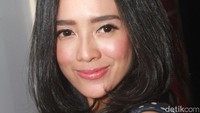 Sentuhan lipstik pink membuatnya terlihat memesona. Pool/Gus Mun/detikFoto.