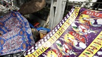 Warga yang rumahnya terkena penertiban bertahan di puluhan tenda yang didirikan di trotoar dekat Apartemen Kalibata City.