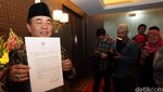 Akom Tunjukkan Surat Pergantian Kepala BIN