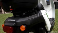 Honda EV Neo merupakan skuter listrik yang dikembangkan untuk kalangan bisnis seperti jasa transportasi atau jasa pengiriman barang. EV-neo menawarkan sensasi berkendara tanpa emisi namun tanpa mengurangi power.