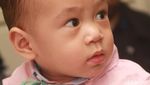 Kenakan Kemeja Pink, Rafathar Makin Ngegemesin