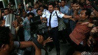 Petugas keamanan berusaha melerai kericuhan ini.