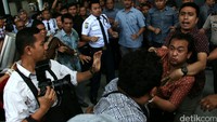 Marudut sendiri divonis 3 tahun penjara dan denda Rp 100 juta subsidair 3 bulan kurungan. Marudut diyakini menjadi perantara pemberian janji Rp 2 miliar dari 2 pejabat PT Brantas Abipraya ke Kepala Kejaksaan Tinggi DKI Jakarta Sudung Situmorang.