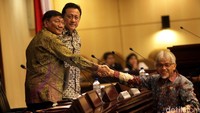 Wakil Ketua Komite IV Budiono menyerahkan hasil uji kelayakan dan kepatutan calon anggota BPK kepada pimpinan Sidang Paripurna.
