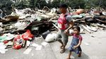 Warga Rawajati Bertahan di Tenda Darurat