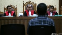 Hakim Yohanes Priyatna membacakan putusan untuk Marudut.