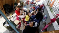 Warga bertahan di tenda-tenda yang terbuat dari terpal dengan bambu sebagai penyangga.