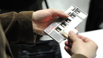 Lagi-lagi proyek Google yang terlalu ambisius tapi berujung gagal total. Project Ara adalah proyek HP modular yang memungkinkan pengguna untuk mengganti komponen dan modul ponsel layaknya bongkar pasang Lego. Sayangnya ponsel ini tidak pernah dirilis secara publik dan Project Ara dihentikan pada tahun 2016. Foto: Ponsel modular Google (GettyImages)