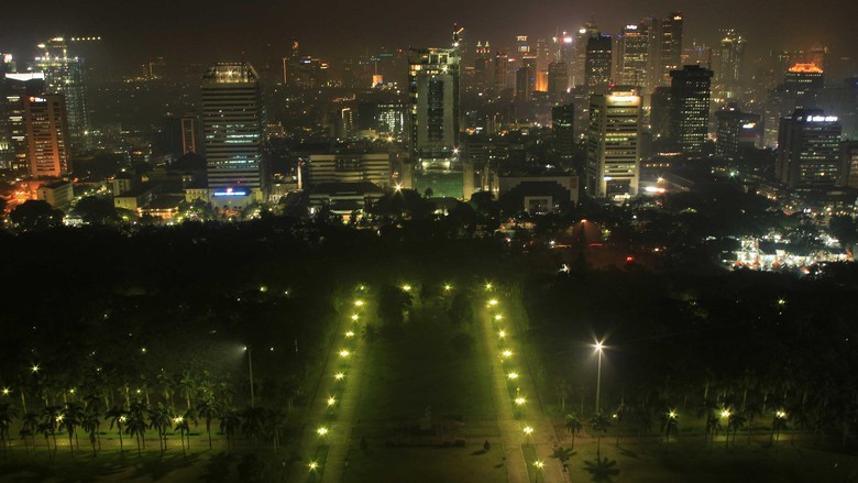 Dibuat Kagum Oleh Pemandangan Malam Jakarta Dari Puncak Monas