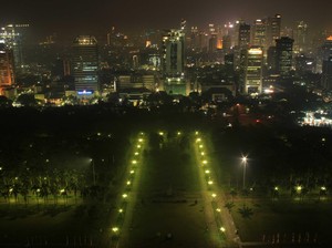 Dibuat Kagum oleh Pemandangan Malam Jakarta dari Puncak Monas